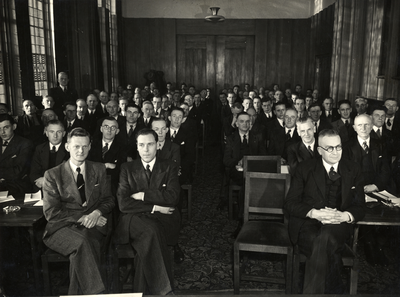 168491 Afbeelding van de conferentie van alle Sport- en Ontspanningsverenigingen (S&O) van de N.S. in de Personeelszaal ...